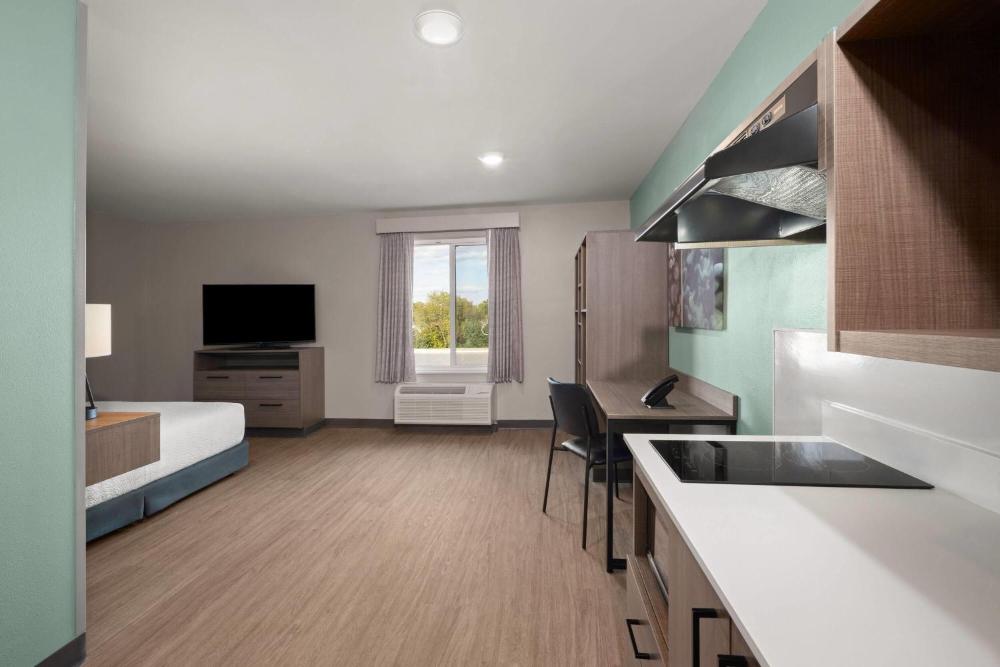 Queen Room with Bathtub w/Grab Bars - Mobility Accessible/Non-Smoking interior